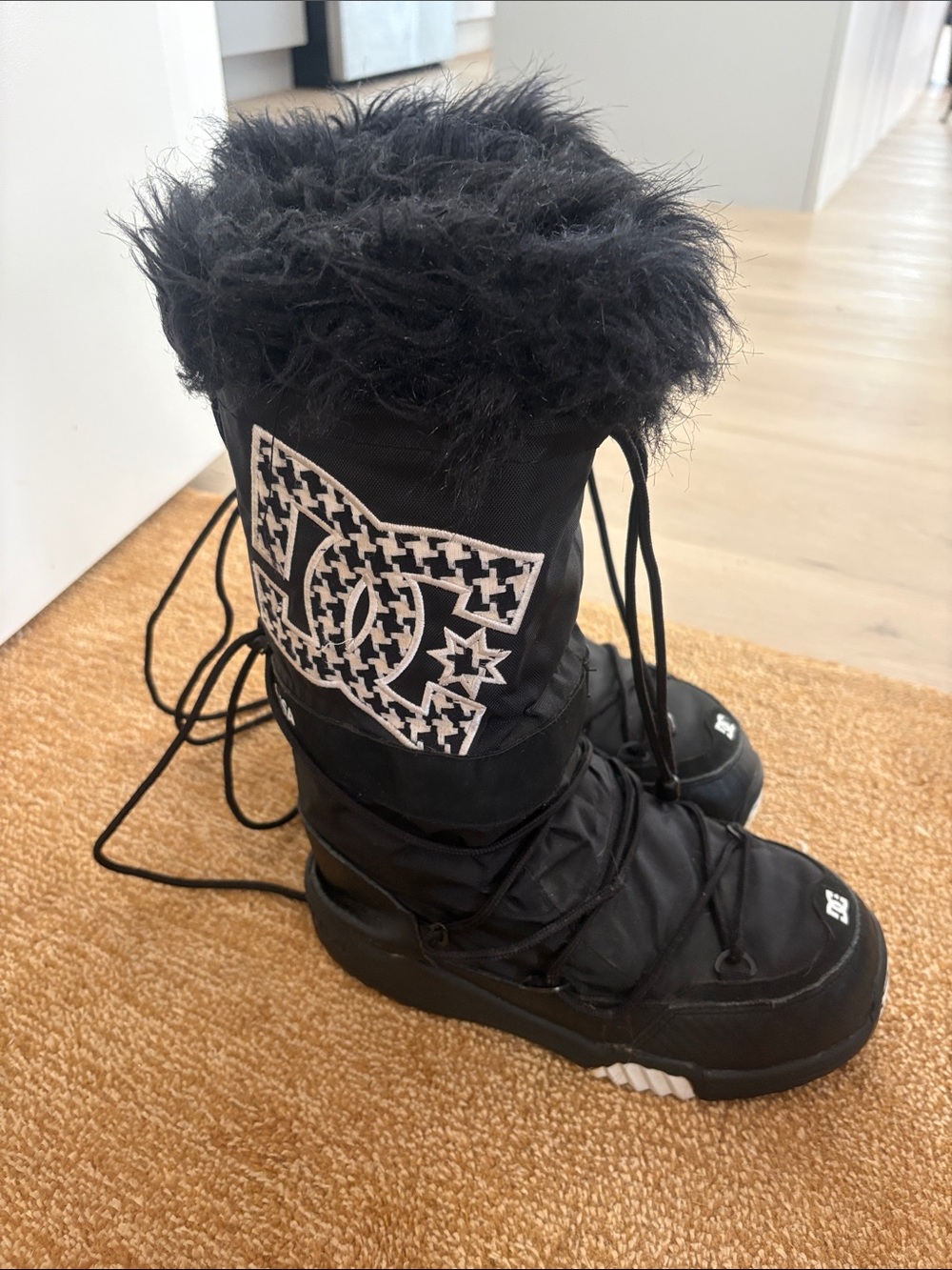 DC women’s chalet boots rare vintage